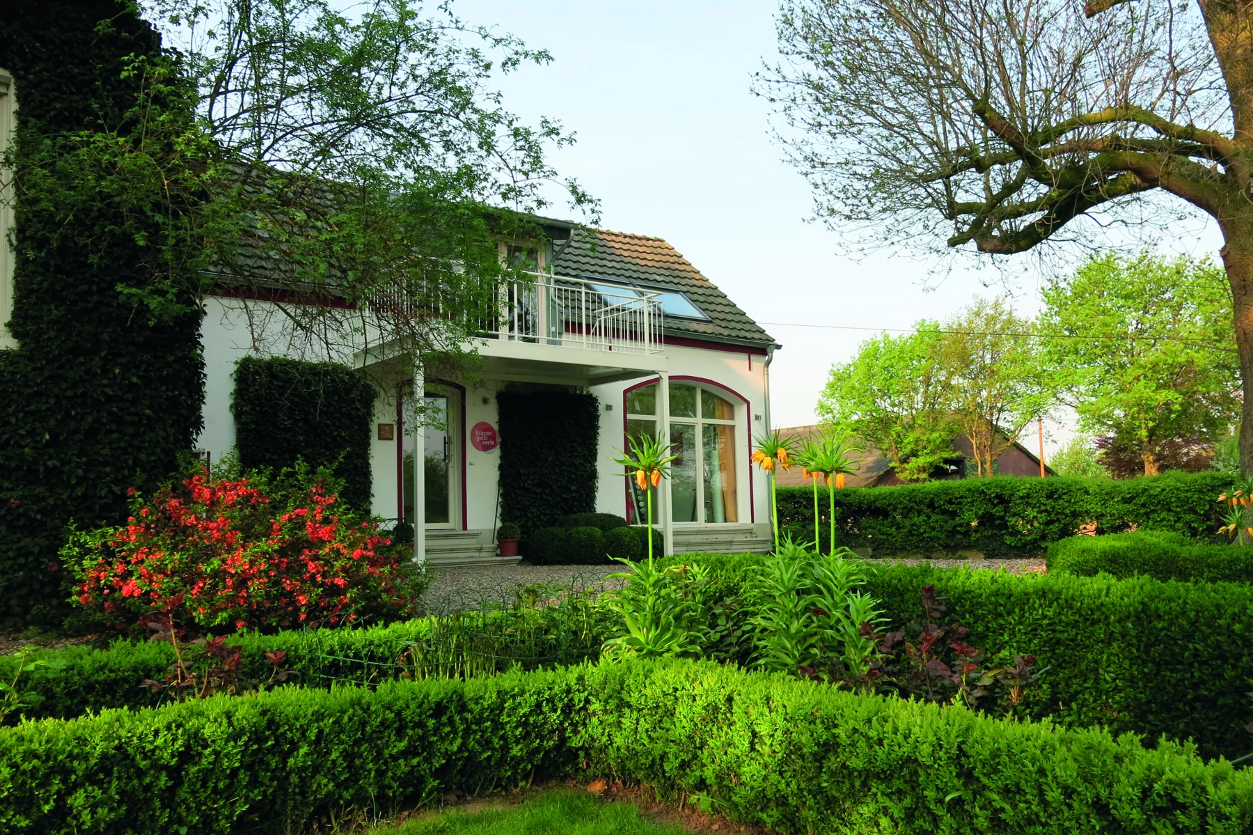 Das Centrum mit seinem Wintergarten, umgeben von einem grünen Garten