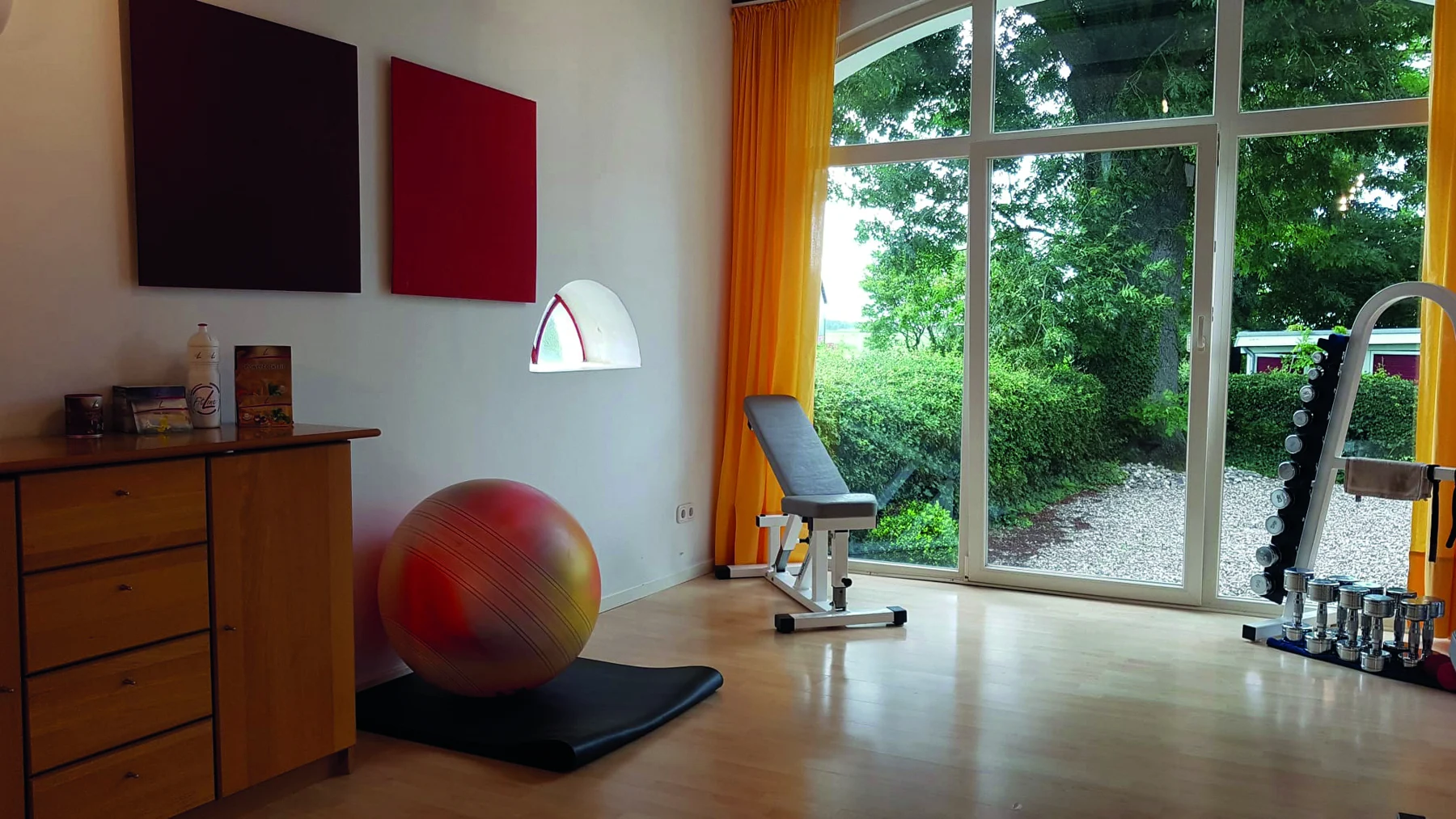 Trainingsraum mit Blick in den Garten