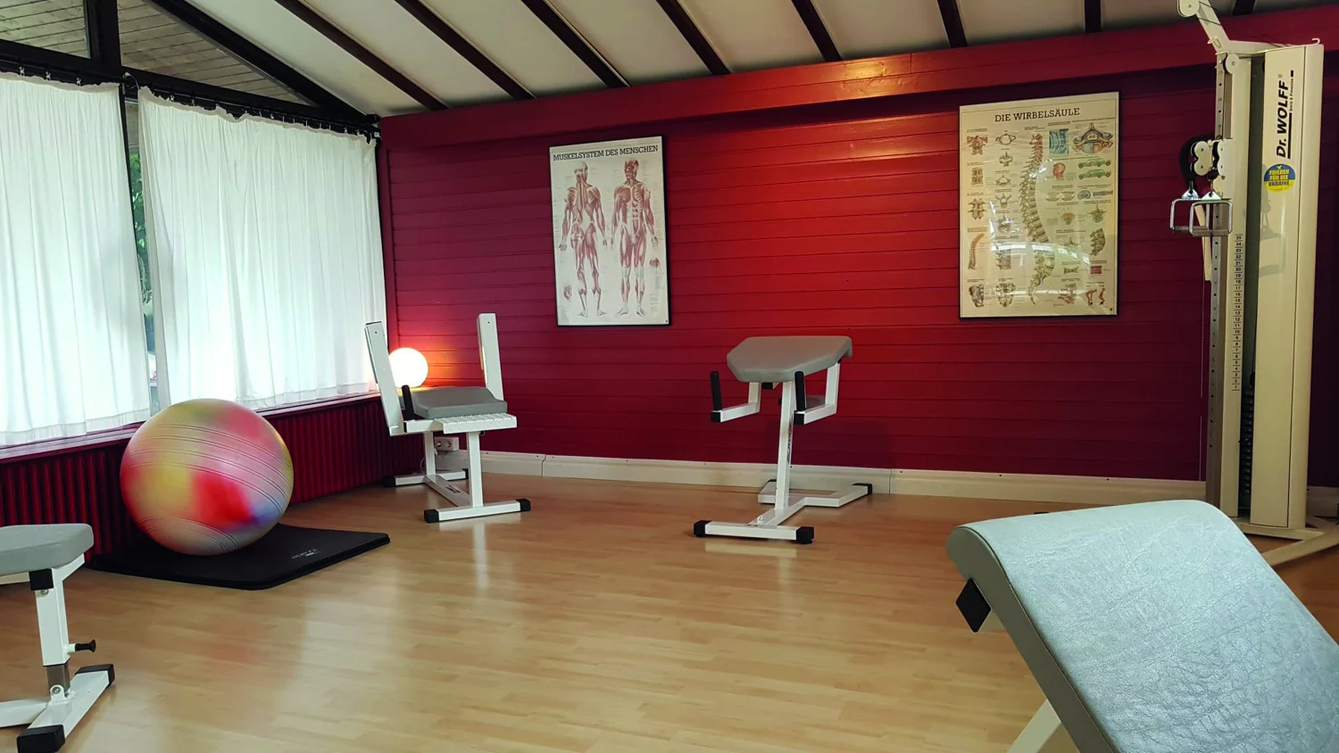 Trainingsraum mit Geräten